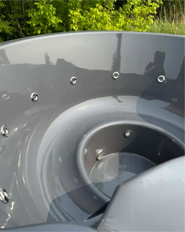 Close-up van het interieur van de grijze glasvezel kuip