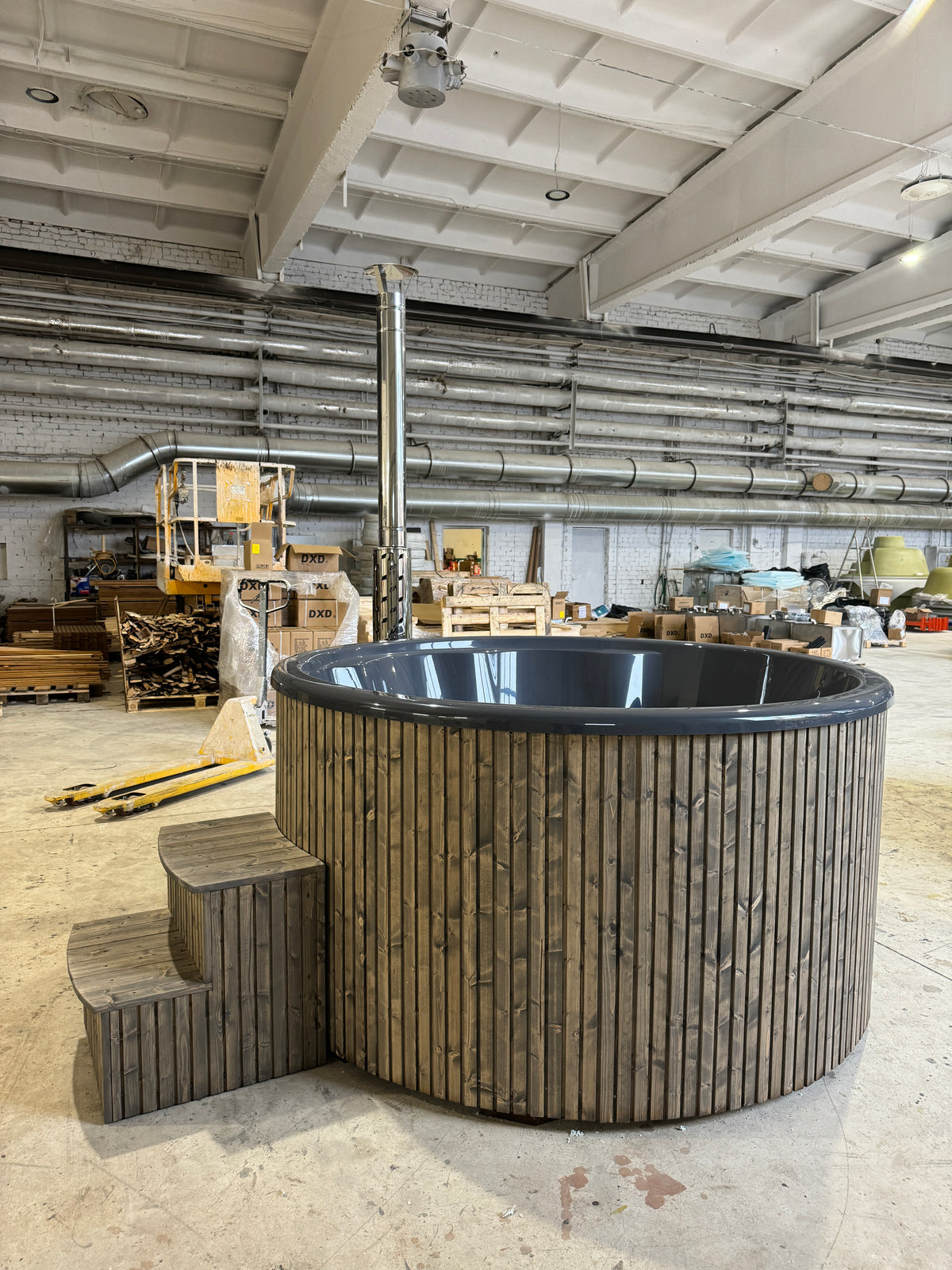 Houtgestookte Hot Tub met geïntegreerde kachel in een showroom