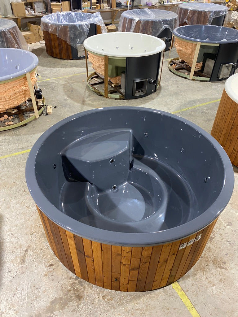Bovenaanzicht van de glasvezel kuip van een houtgestookte Hot Tub met zitplaatsen