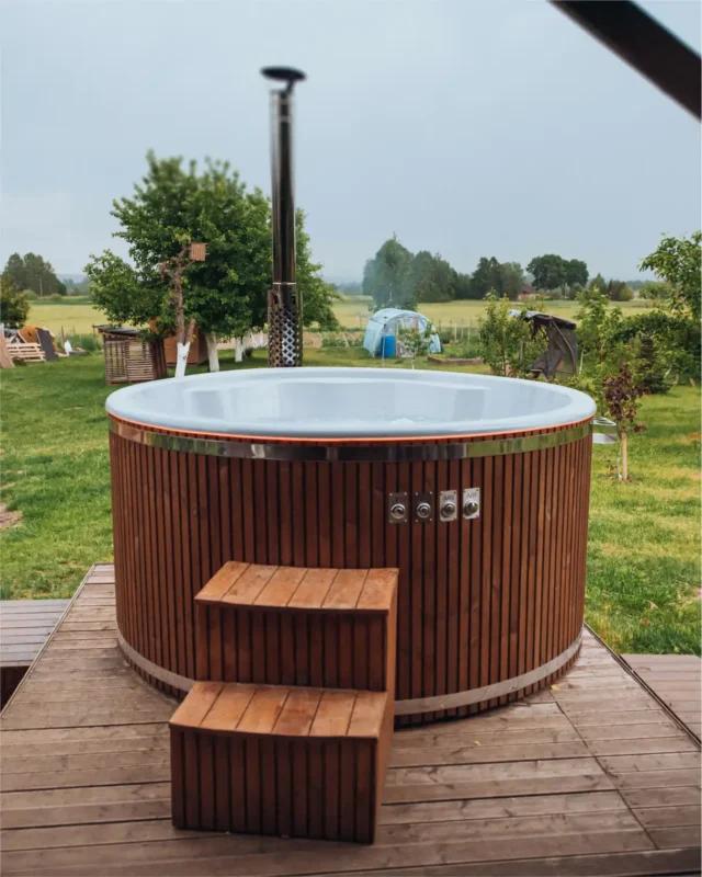 Houtgestookte Hot Tub met vurenhouten bekleding en opstaptrap in de tuin