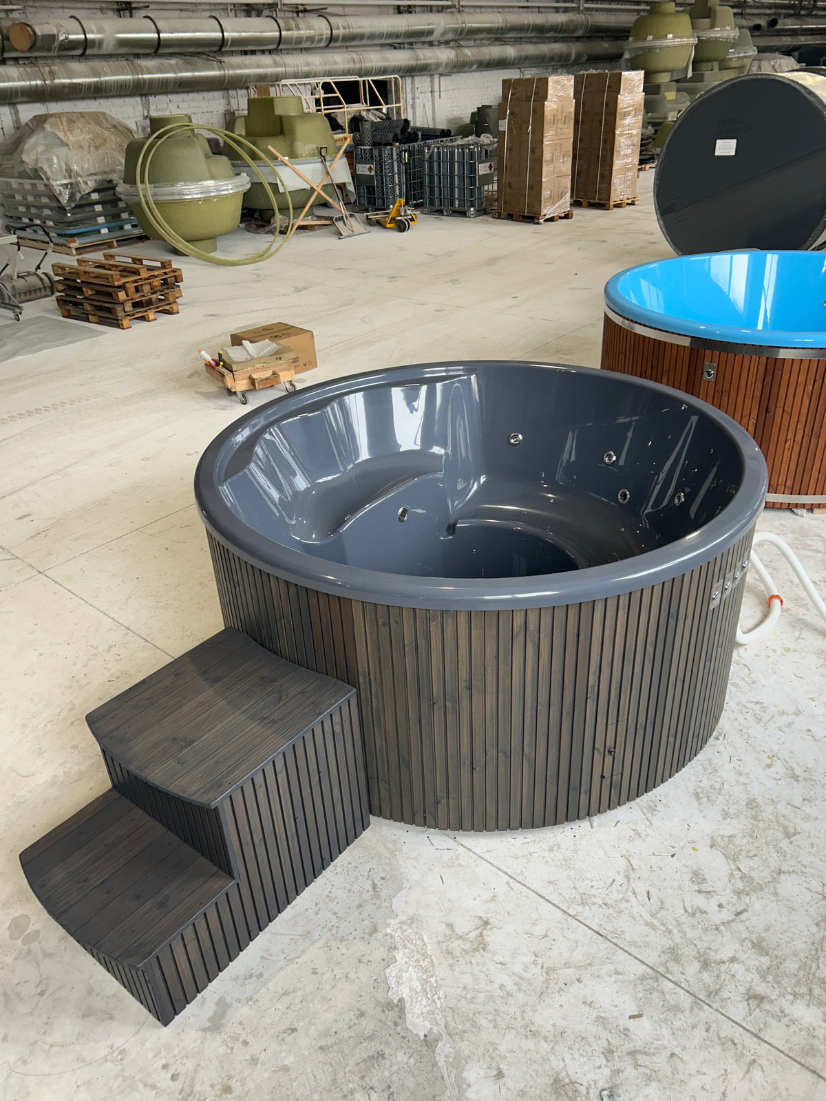 Houtgestookte Hot Tub met grijze glasvezel kuip en opstaptrap