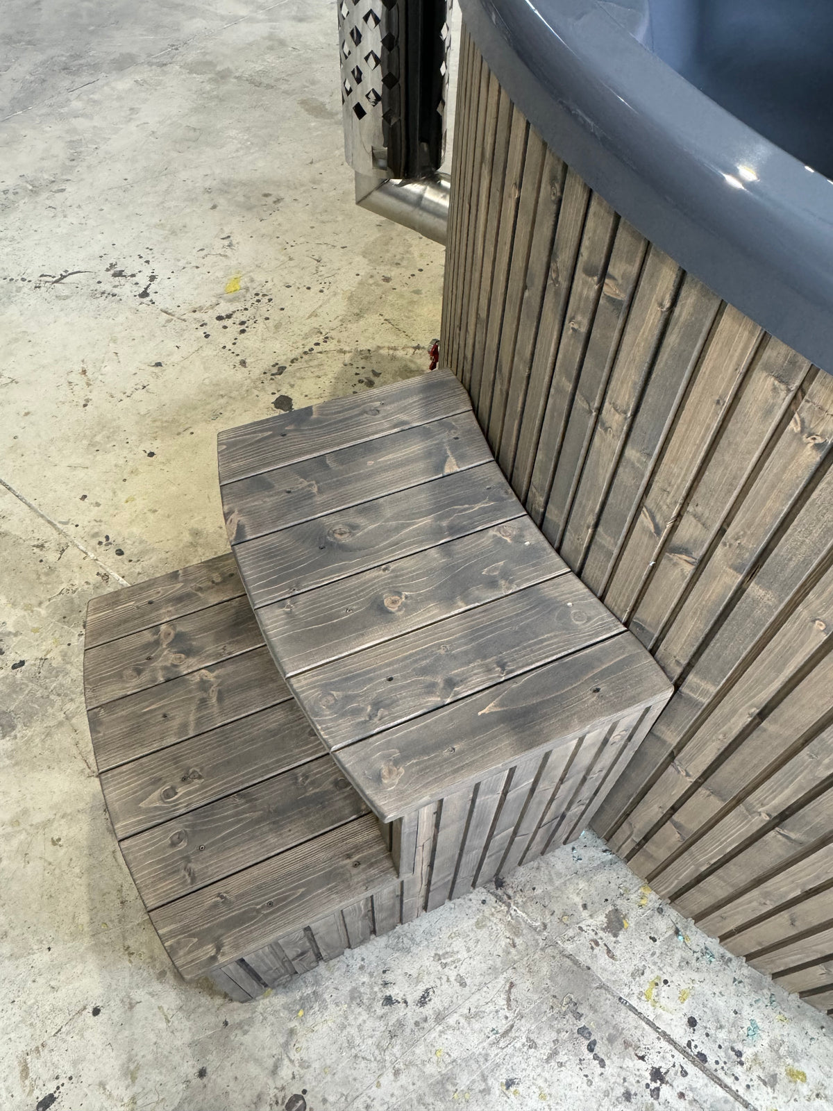 Opstaptrap naast de houten bekleding van een Hot Tub