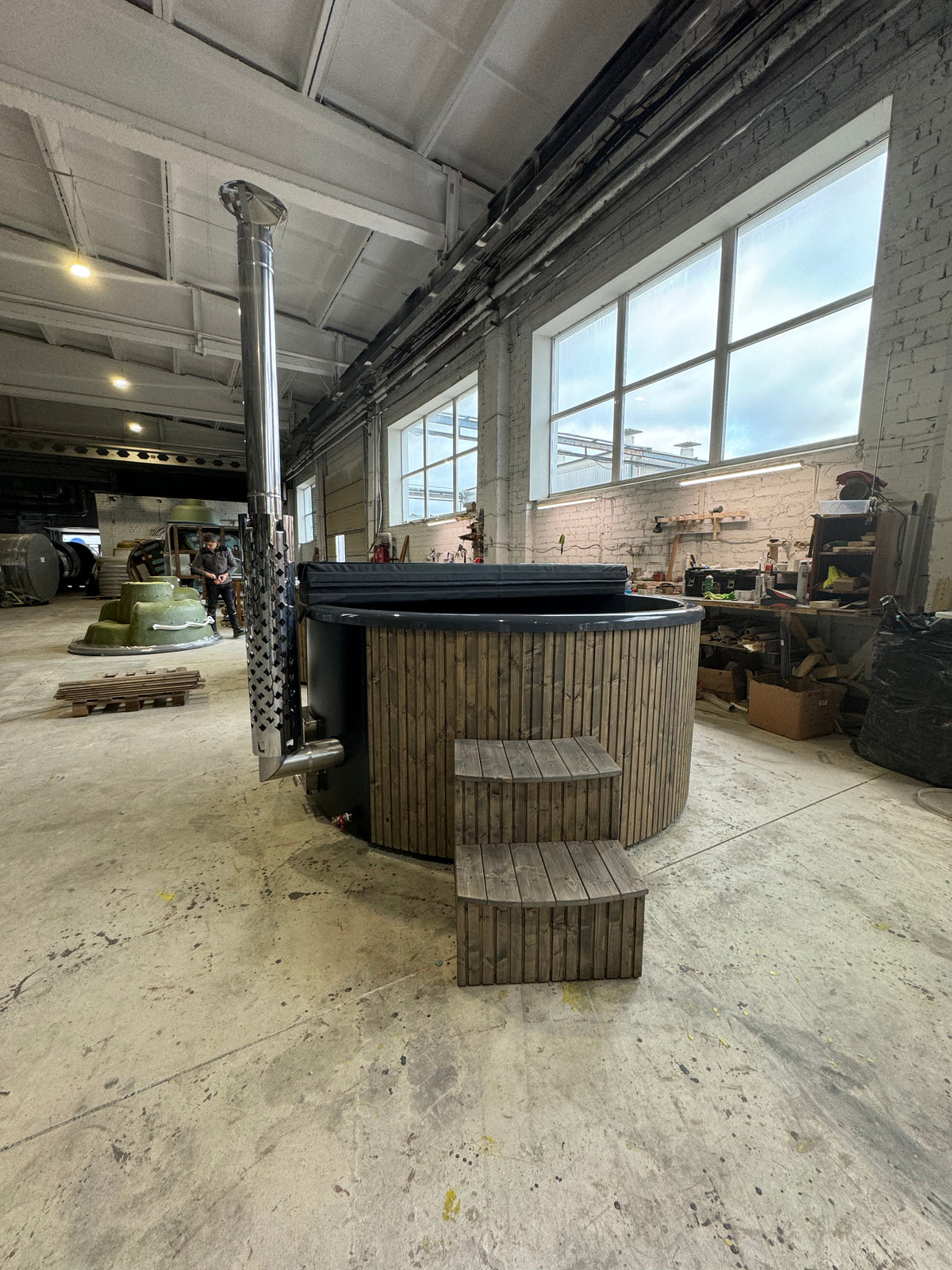 Houtgestookte Hot Tub met rookpijp in een showroom
