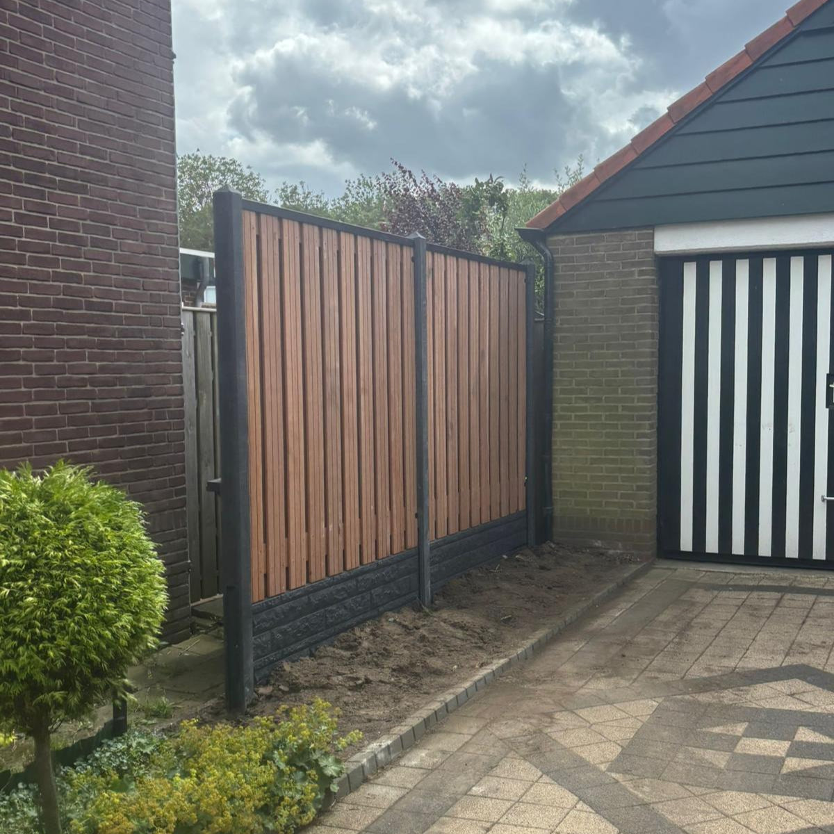 Complete Hardhout Beton Schutting met Dubbele Onderplaat Rotsmotief pakket