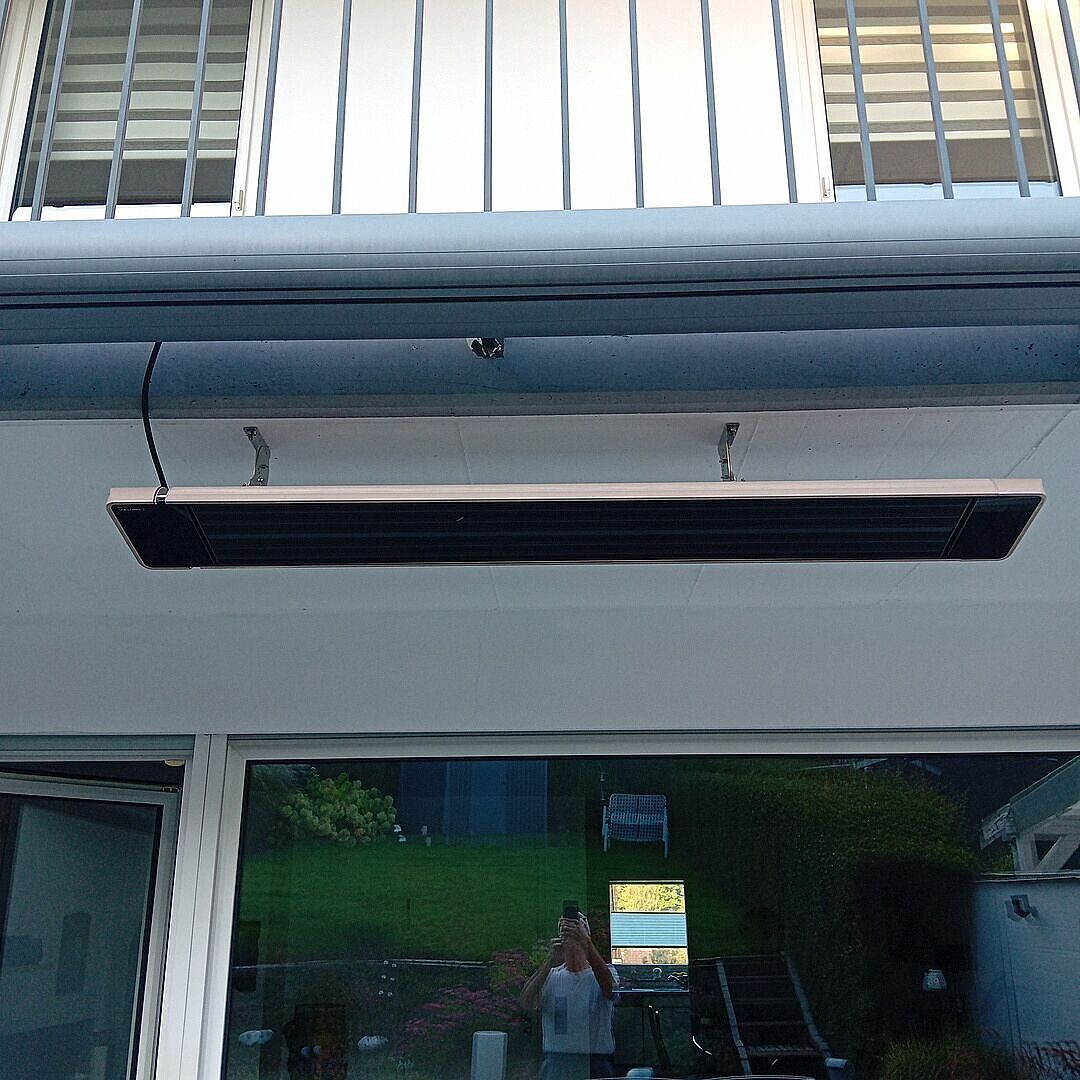 Trotec IRD 2400 infrarood donkerstraler zwart, sfeerbeeld gemonteerd binnen