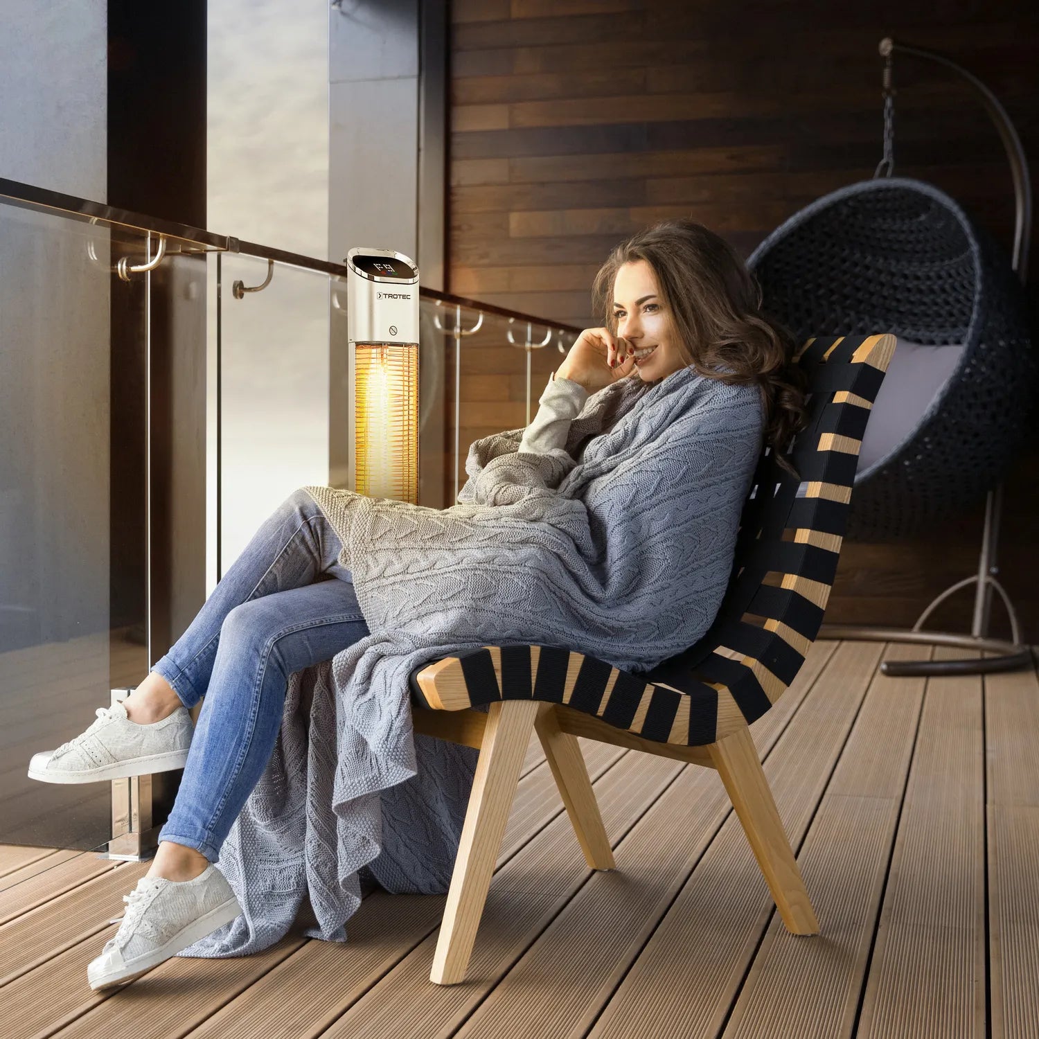 Trotec IRS 2050 E infrarood terrasstraler zilver, sfeerbeeld op terras 's avonds