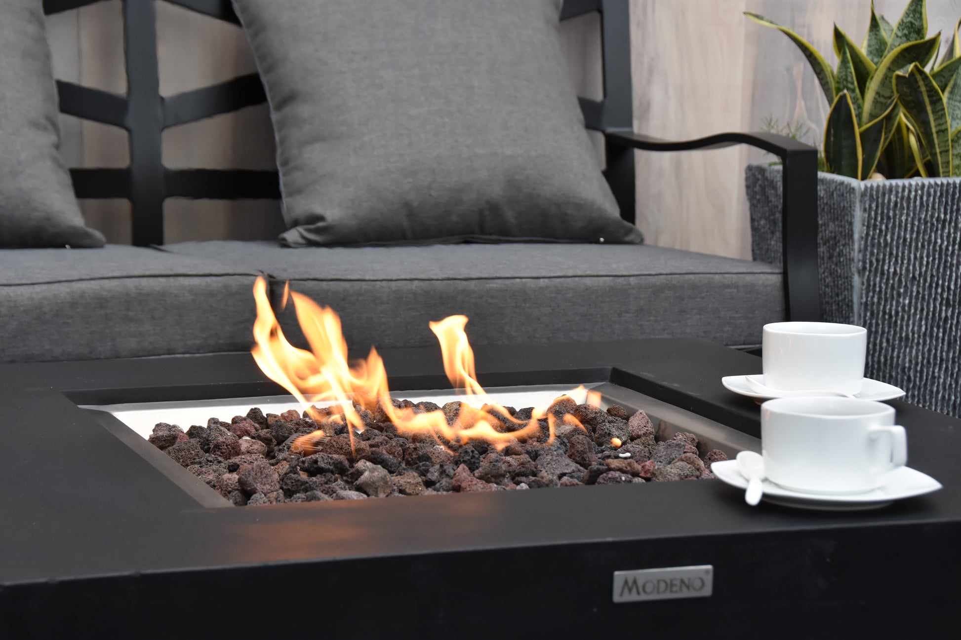 Modeno Aurora gasvuurschaal zwart terras overdag lifestyle