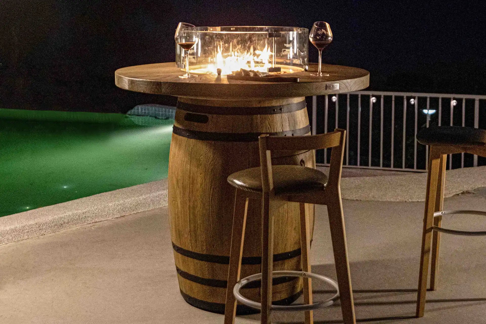 Elementi Lafite gasvuurschaal bartafel vat roodwoud terras avond sfeer