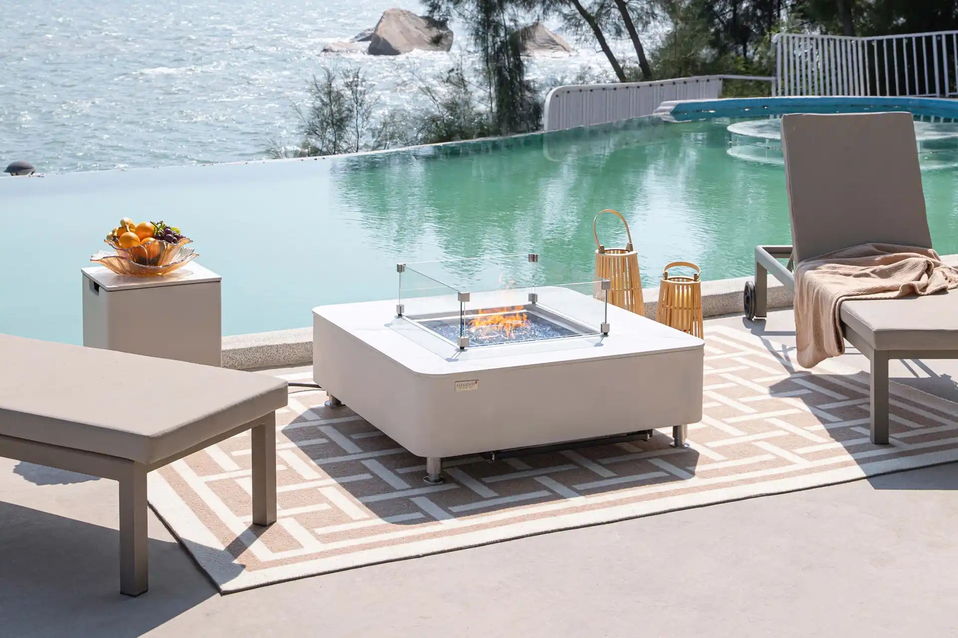 Elementi Annecy gasvuurschaal bianco wit terras overdag lifestyle