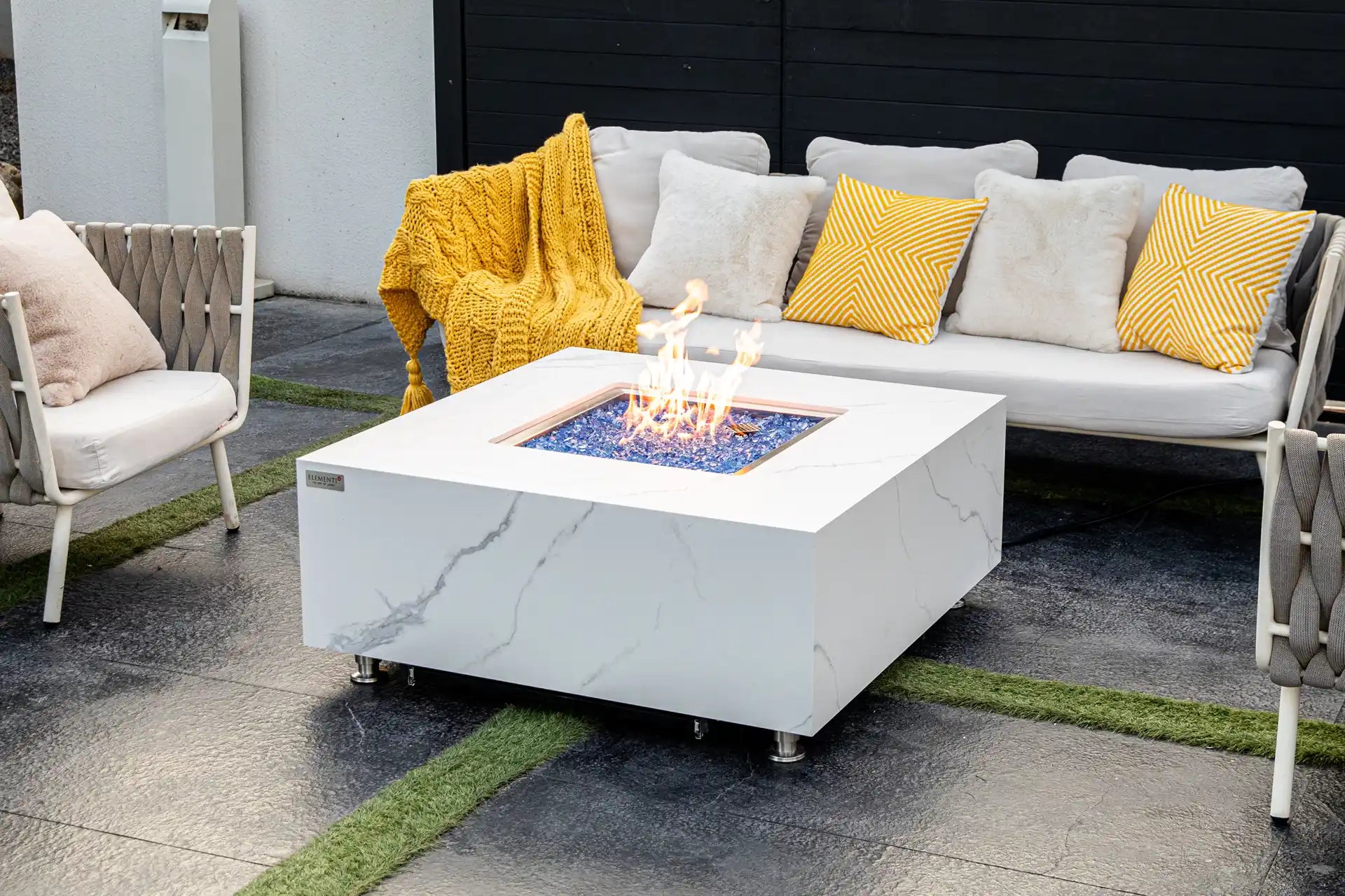 Elementi Bianco gasvuurschaal bianco wit terras overdag lifestyle