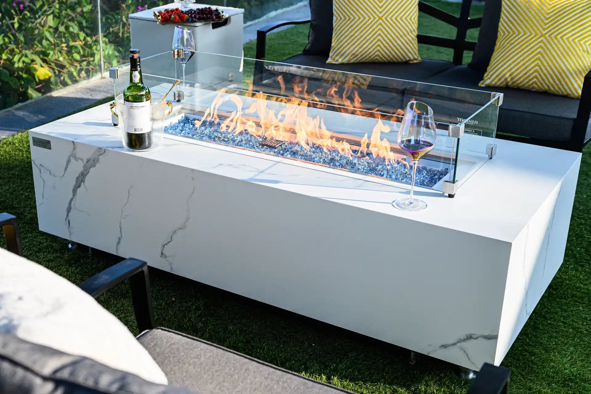 Elementi Carrara gasvuurschaal bianco wit terras lifestyle 3