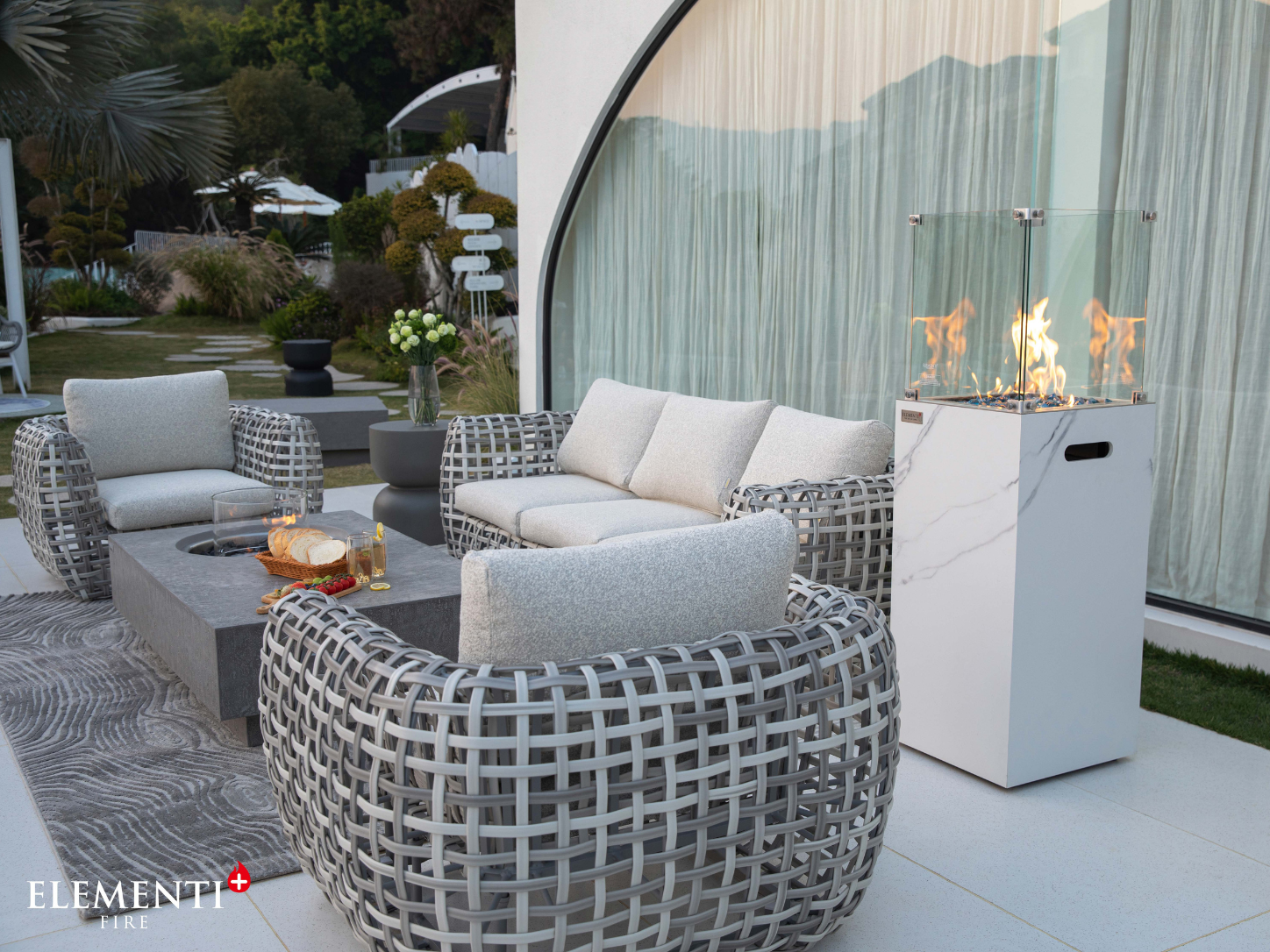 Elementi Yukon staande gashaard bianco wit terras overdag lifestyle