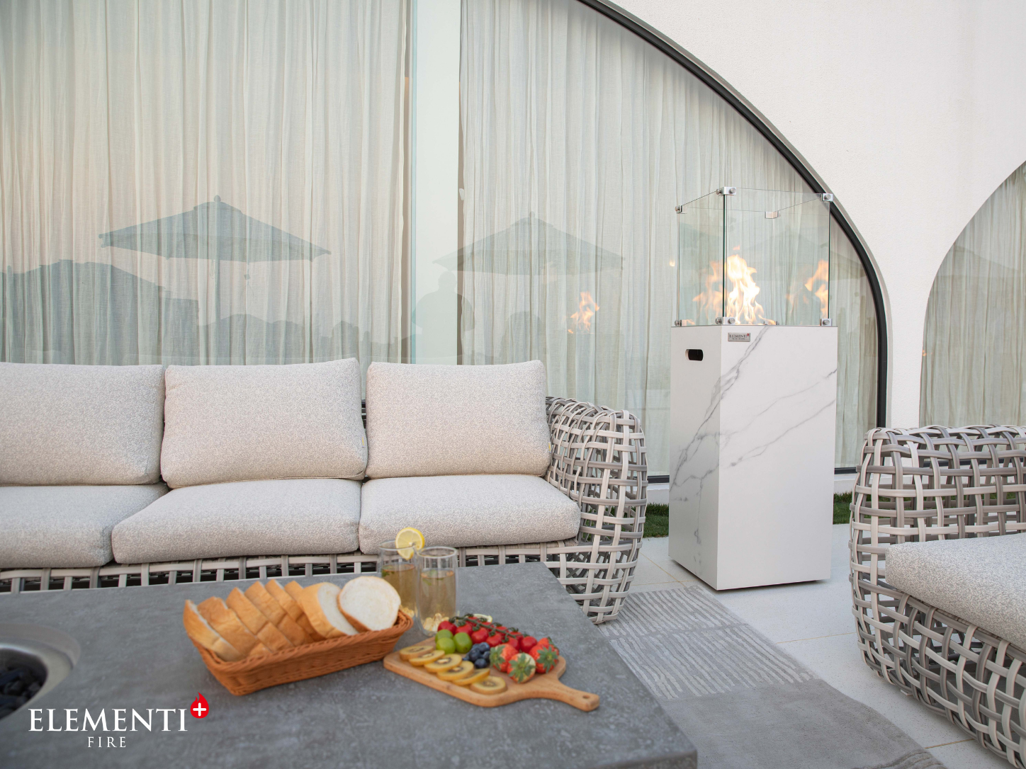 Elementi Yukon staande gashaard bianco wit terras lifestyle 2