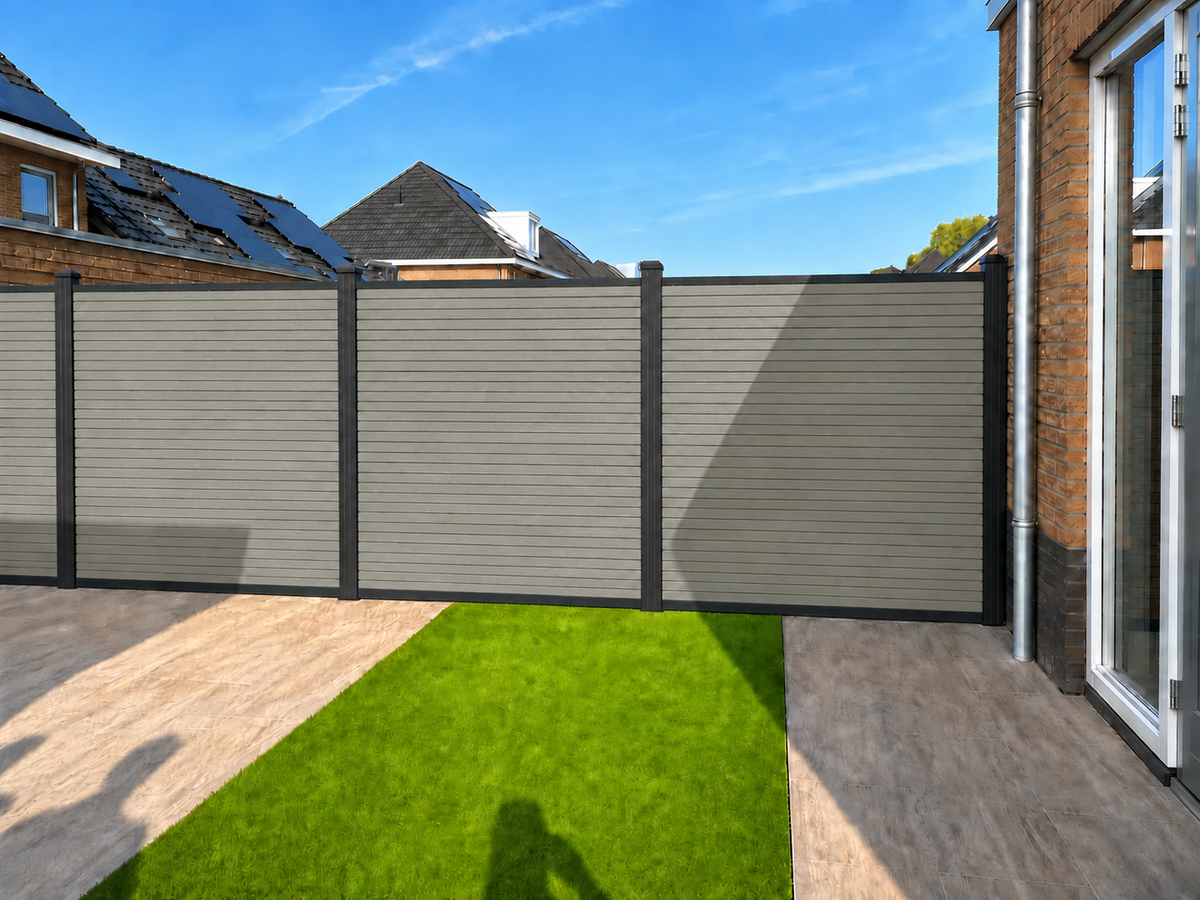 Composiet schutting Rhombus Grijs – in achtertuin met kunstgras en terras