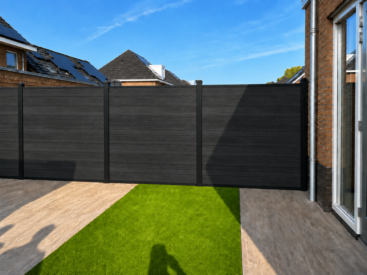 Zwarte composiet schutting rond tuin met kunstgras en terras