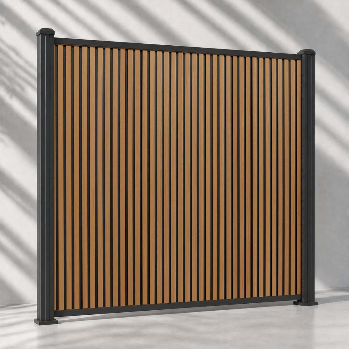 Rhombus Teak verticaal composiet schuttingscherm tegen een zonnige witte muur