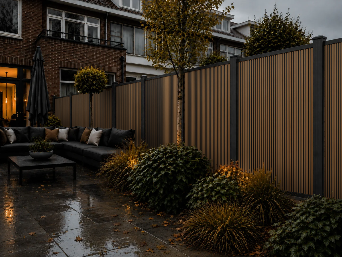 Rhombus Teak verticale composiet schutting in de tuin bij avondverlichting