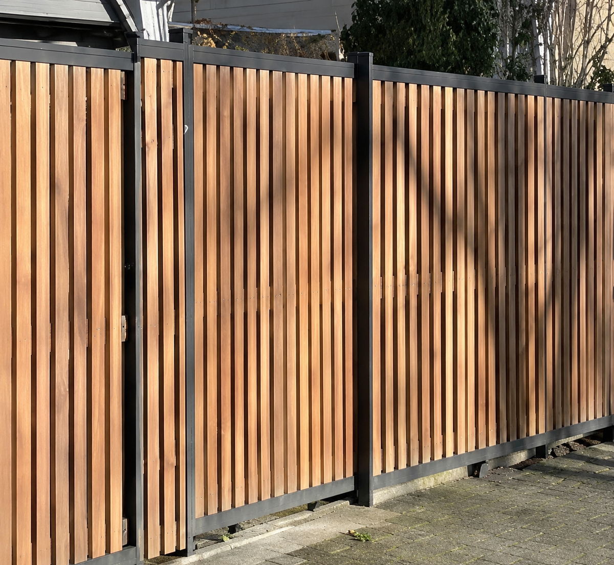 Tenco Tuindecor Transparant aangebracht op schutting