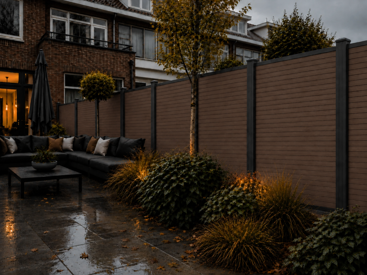 Composiet schutting Rhombus walnoot in tuin bij avondlicht met loungebank en sfeerverlichting