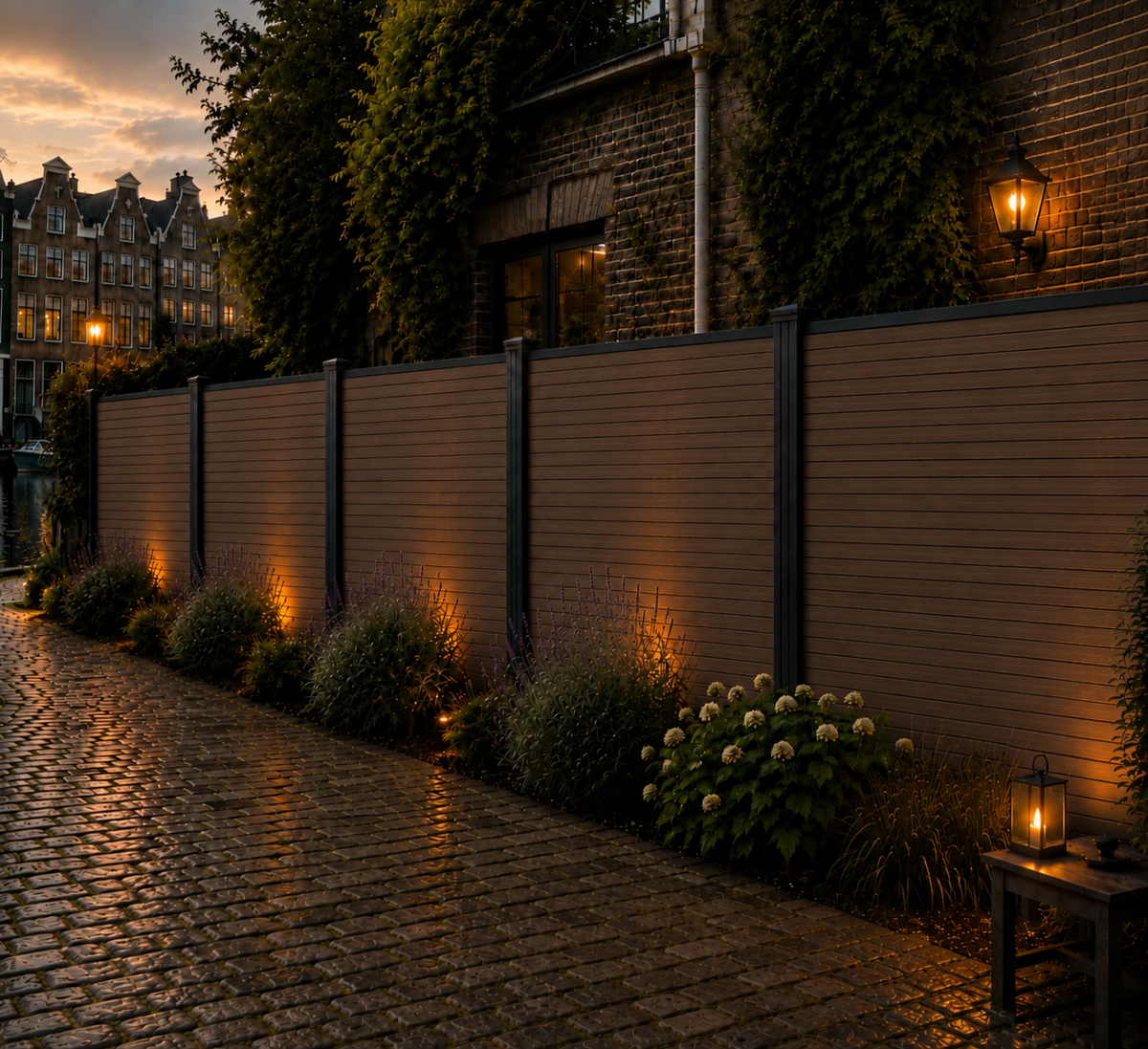 Composiet schutting Rhombus walnoot langs gracht bij zonsondergang met lantaarns