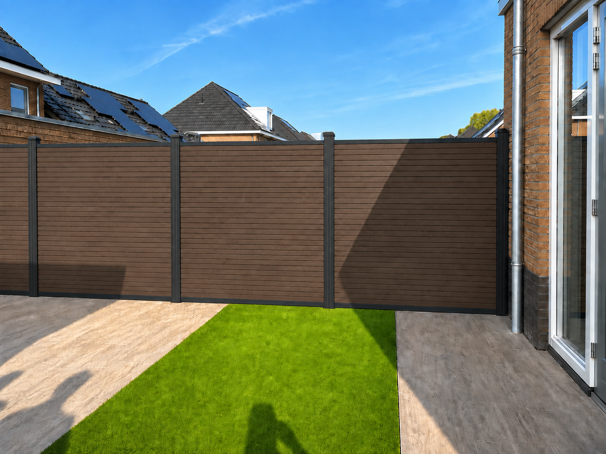 Composiet schutting Rhombus walnoot in achtertuin met kunstgras en terras
