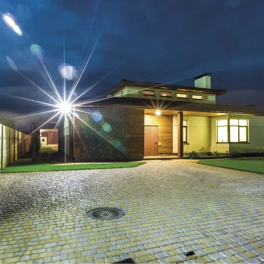 EMOS VISIO LED bouwlamp in gebruik bij nacht, ter verlichting van een oprit en woning