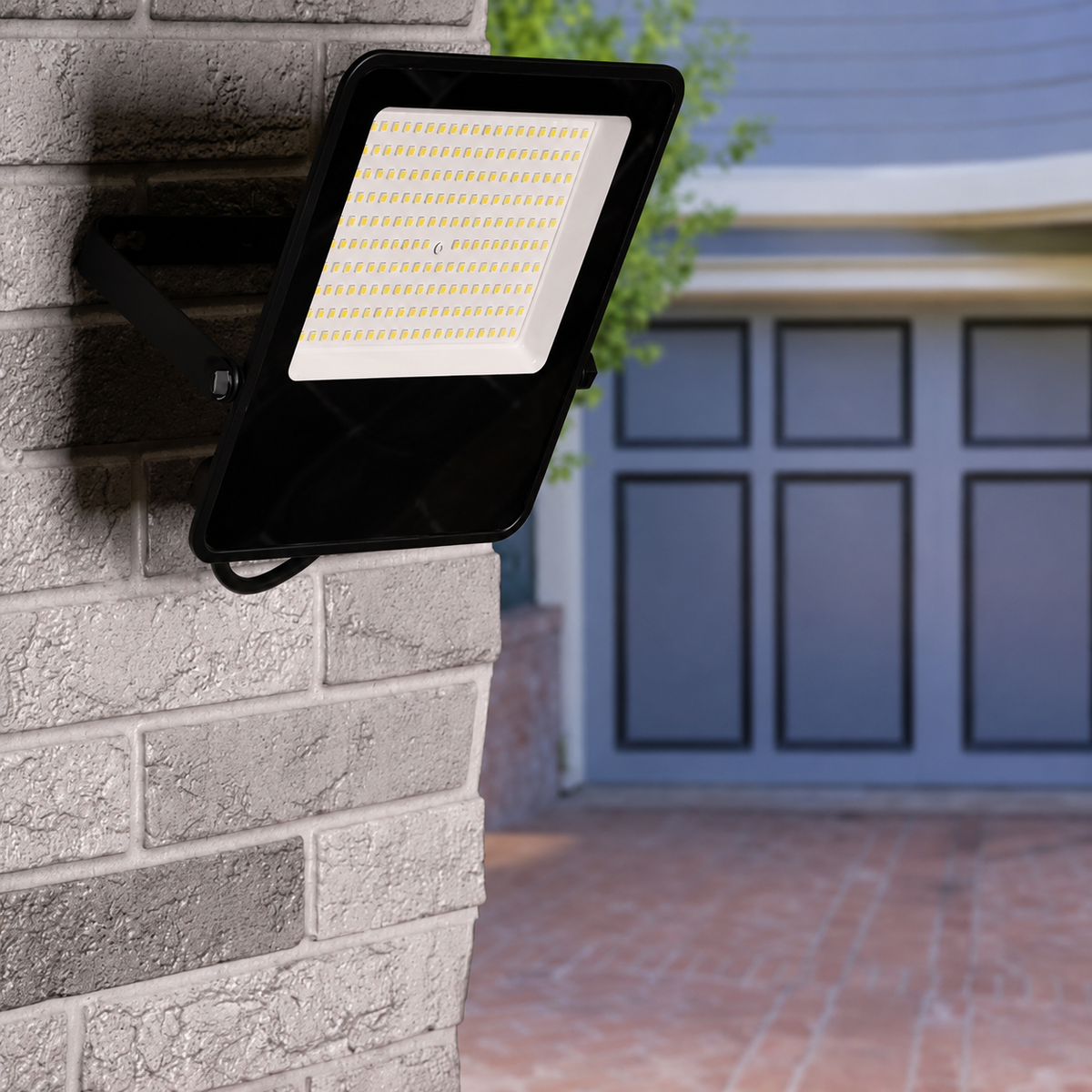 EMOS VISIO LED bouwlamp gemonteerd aan de gevel naast een garagedeur