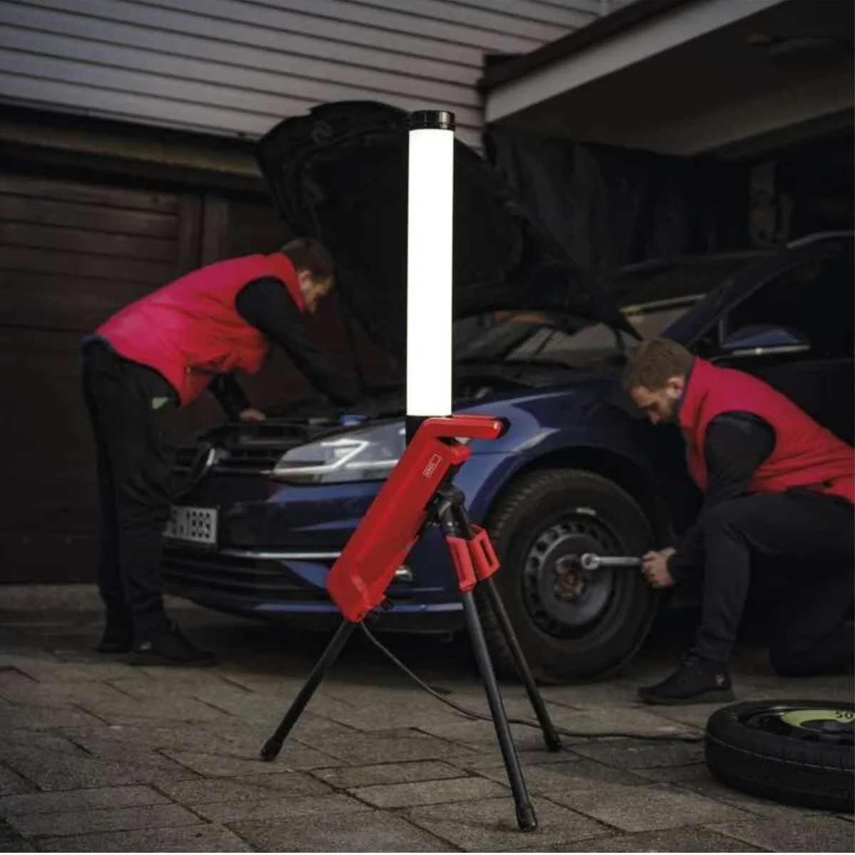 EMOS CANNO LED bouwlamp in gebruik in een garage, verlicht werkzaamheden aan een auto