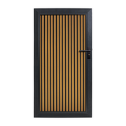 WPC tuindeur Rhombus Eiken Verticaal met zwarte achtergrond en antraciet aluminium frame
