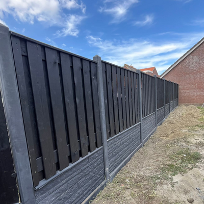 Complete Zwarte Hout Beton Schutting met Dubbele Onderplaat Rotsmotief pakket
