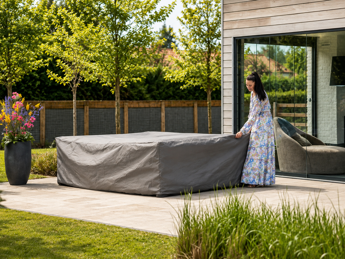 Beschermhoes Winza Loungeset grijs, sfeerbeeld met persoon in de tuin